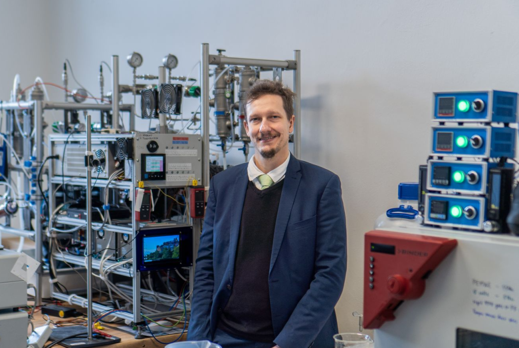 Zelený vodík: Výzkumný tým z VŠCHT hledá způsob, jak vracet drahé materiály z elektrolyzérů zpět do oběhu
